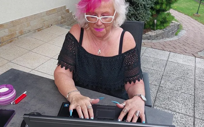 PureVicky66: Horny Mature Secretary