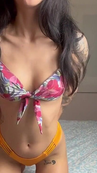 In Leggings E Bikini Perdendo Il Controllo