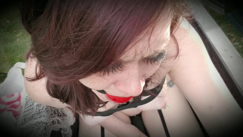 Kayci Kitten: Vampiro ballgag la masturbación