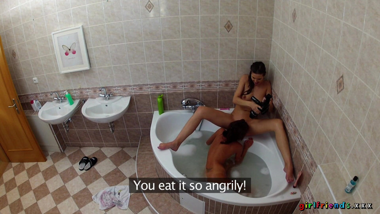 Girlfriends XXX: Vriendinnen xxx - lesbiennes wassen elkaars natte kutjes in de badkuip