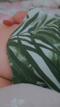 Mollige MILF masturbation am morgen. Haarige muschi fingern.