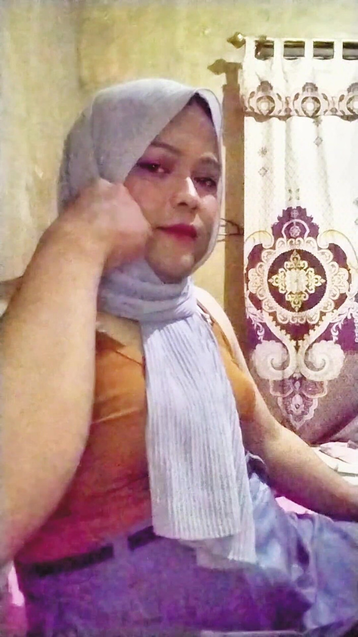 Ivvy Crossdresser: Hidžáb Shemale nosí uniformu pro fantazie jejích fanoušků