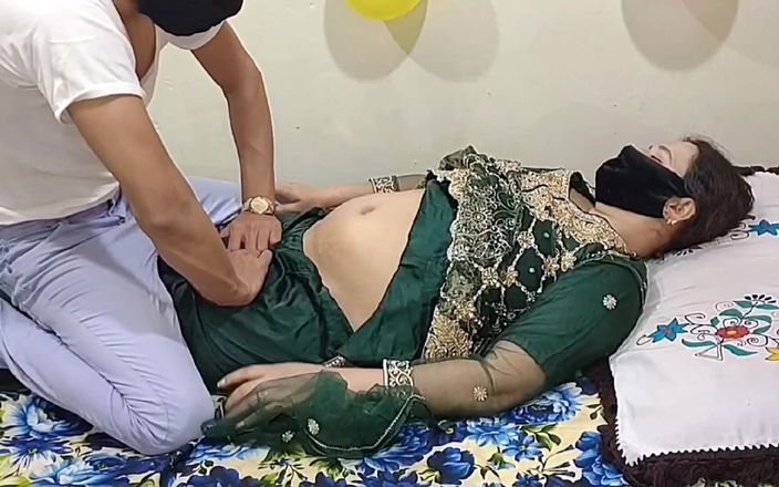 Pakistani CoupleX: Индийская мачеха дези играет со своим пасыноком с большой задницей, мачеха хинди аудио