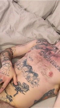 そしてあなたのルームメイトも - Latino4cumslutsとDouble Team Ftm XXXスキップをホースで叩く