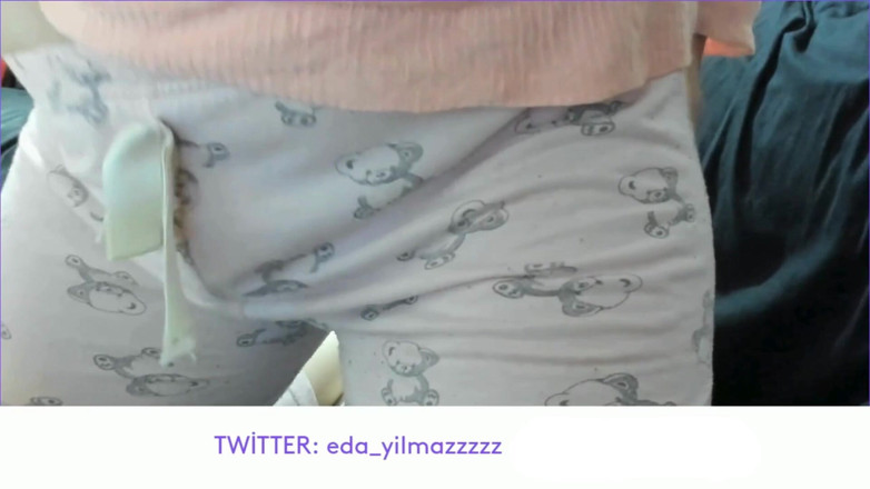 bigass_sexy_bigboobs: Masturberen met pyjama - klaarkomen met pyjama