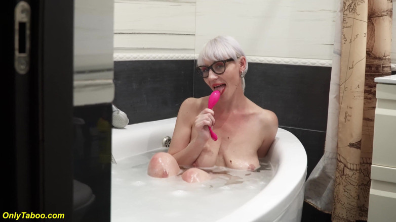 Only Taboo: Bystig styvmamma visar sitt tvåliga rövhål