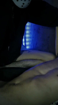 Halloween Slasher Magic C nachytala sexy Twink Andres Zp, jak si honí jeho velkého čůráka, a podala mu pomocnou ruku