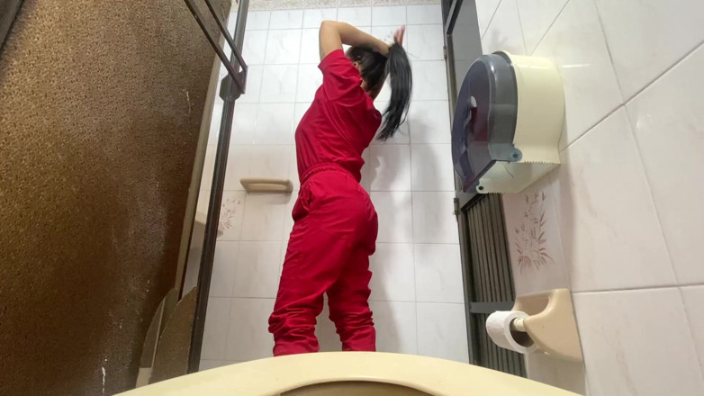 irina69star: Kamera tertangkap jururawat kencing di bilik air hospital (awek montel)