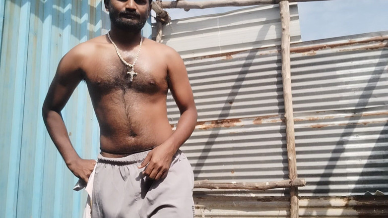 KUMBHA MANOJ KUMAR: Xhard - producător indian homosexual filmează un videoclip în aer liber