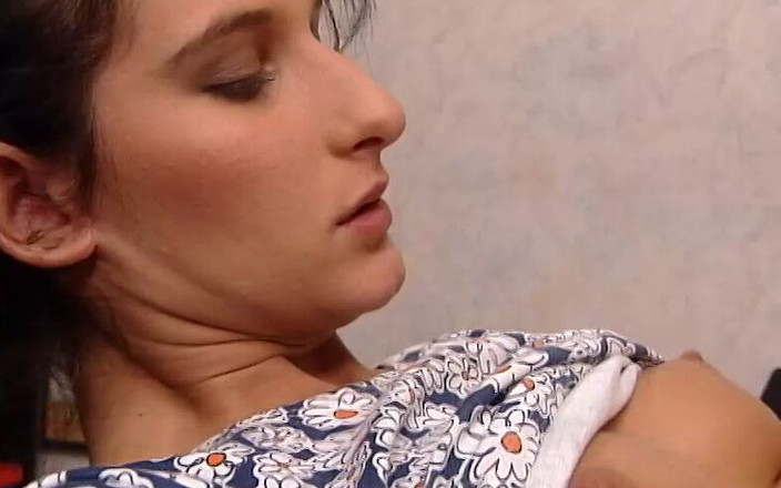 Magmafilm: 黒髪と完璧なボディを持つ美しい若い女性