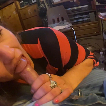 Ldnlt: Menghisap zakar kawan saya semasa teman lelaki di bilik sebelah