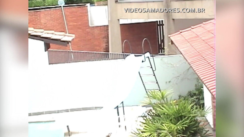 Amateurs videos: Uninhibited girls enjoying sunny day by the pool