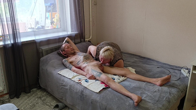 Zona901: Schoonmoeder zuigt pik en slikt sperma