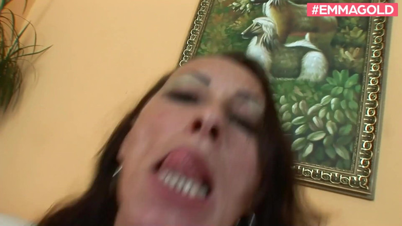 Emma Gold: Fuck the MILF in her fresh shaved pussy