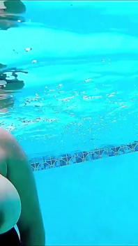 Natación de grandes tetas