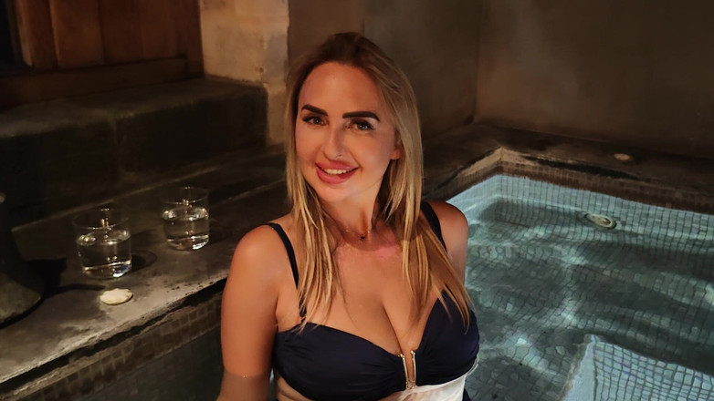 Goddess Lena: プライベートプールの女神