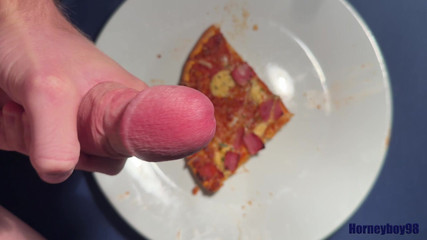 Horneyboy98: Twink spray op zijn pizza