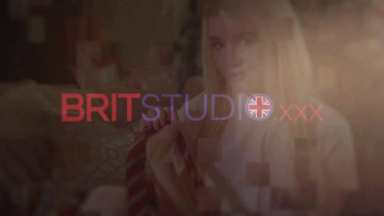 Brit Studio: 两个英国 18 岁女孩给老师打手枪