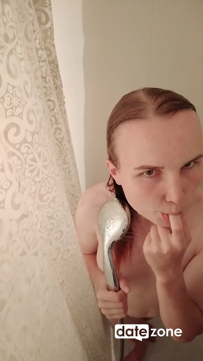 Datezone: हॉट शॉवर में गीली कमसिन