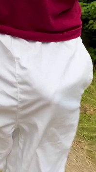 Je me promène dans les bois, commando dans mon short en nylon blanc !