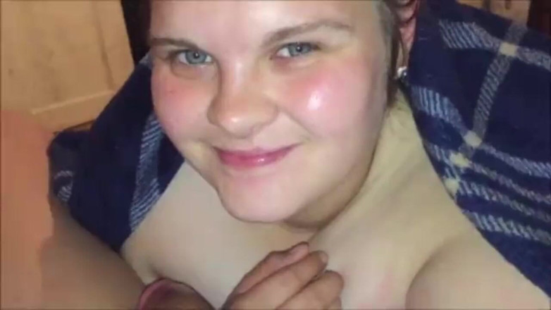Fat House Wife: La moglie arrapata si intrufola sotto la coperta e spompina...