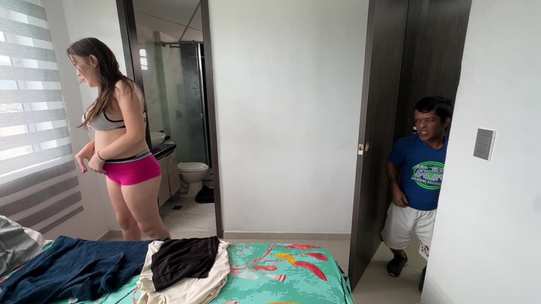 Julianaburning: Patrzę, jak moja latynoska przyrodnia siostra bierze prysznic