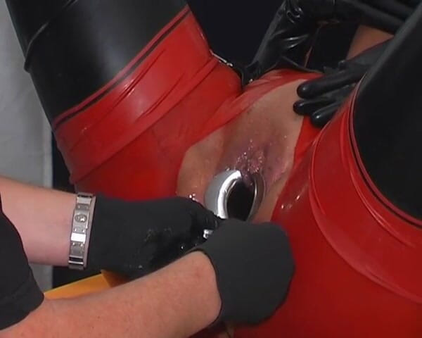 Rubber & Clinic Studio - 1ATOYS: Expérience de pisse dans le caoutchouc