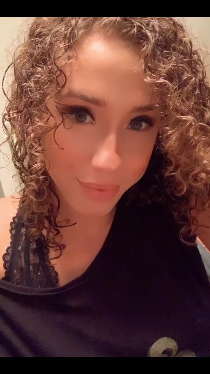 Tia Tizzianni Productions: リリーおとなしいプリティスマイルとキス