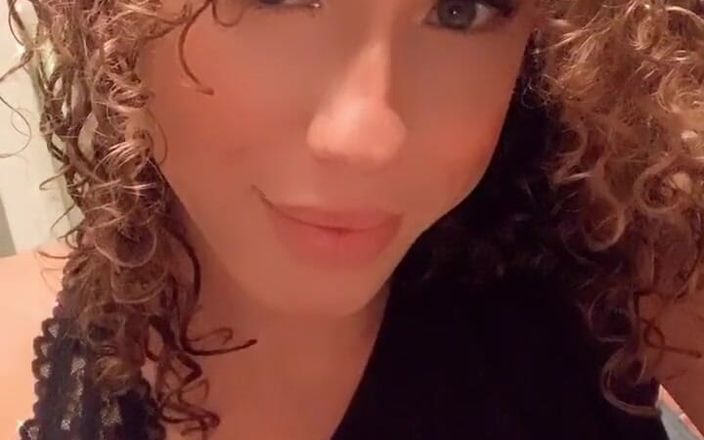Tia Tizzianni Productions: Lily Demure, hezký úsměv a polibek
