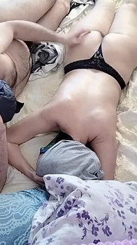 Sensuele Massage Van Een Sexy Stel Met Olie Op Het Lichaam. Voorspel in De Slaapkamer Met Een Amateurpaar.