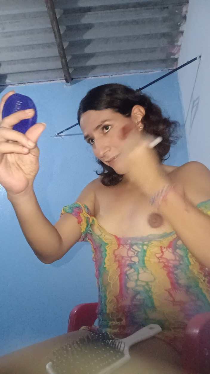 Femboy from Colombia: この部屋を塗り替えるんだ