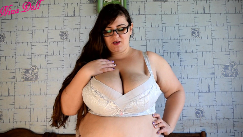 Nina Doll: Madrasta precisa de você, meu garoto, bem neste decote