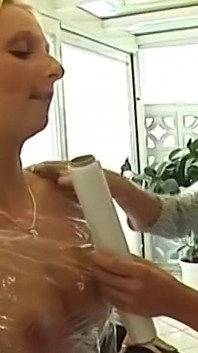 In plastikfolie eingewickelte blonde schlampe eingehüllt und neckt unerbittlich