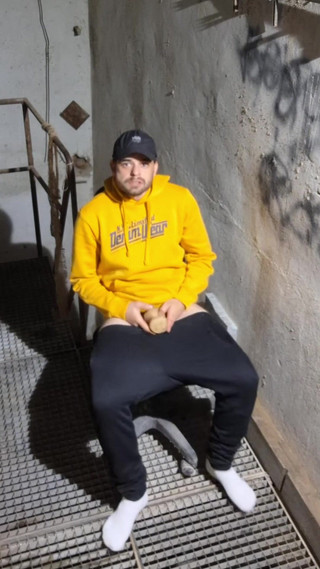 jerkofflover: Compilație. și cam în timpul nopții într-o clădire abandonată