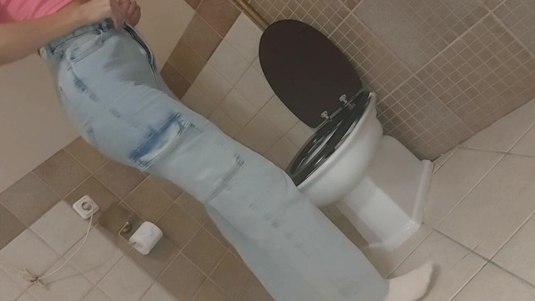 GinnaGg: Počůrala si a utřela si mokrou chlupatou kundu