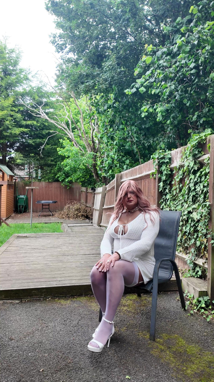 Kellycd2022: Crossdresser Kellycd v bílých punčochách a podpatcích