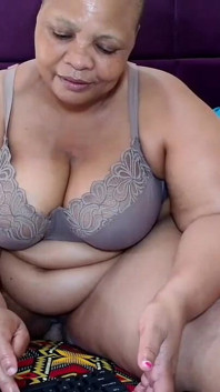 Une mamie BBW taquine après la douche et adoration du cul