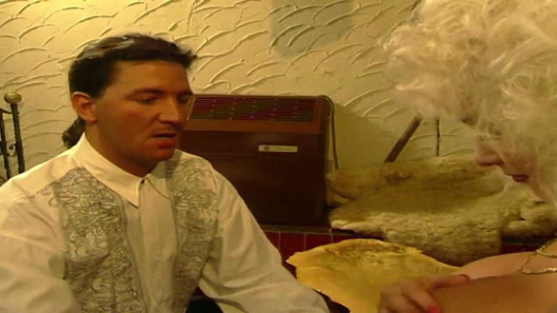 Vintage Climax: Znakomita blond milf z wielkimi cyckami uwielbia smak gorącego ładunku