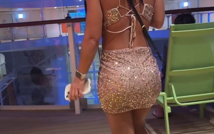 Miss Lexa: Miluji sání velkých kuželů Jak moje šaty?