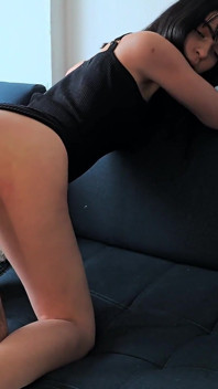 Laura cu fata ei drăguță sexy și fundul care arde este plin de spermă.