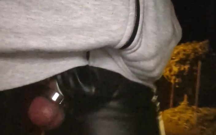kinkygaynudist: Homem sai e mostra suas bolas