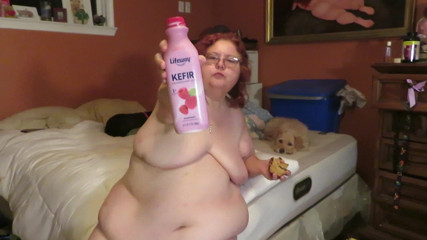 BBW nurse Vicki adventures with friends: Messy cake and kefir eat and slurp video