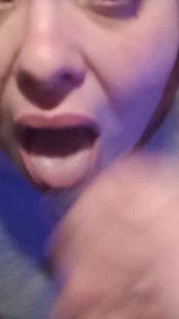 Chica pelirroja hace la mejor mamada, la follo tan duro y me corro en su cara