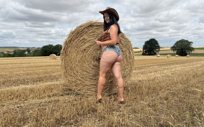 Emma Secret: Cowgirl Cunt in the Cornfield! Wild Outdoor Fucking!
