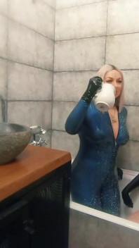 Mandi bersantai di Getah Lateks Dengan Susu, Video Fetish Lucu Romantik