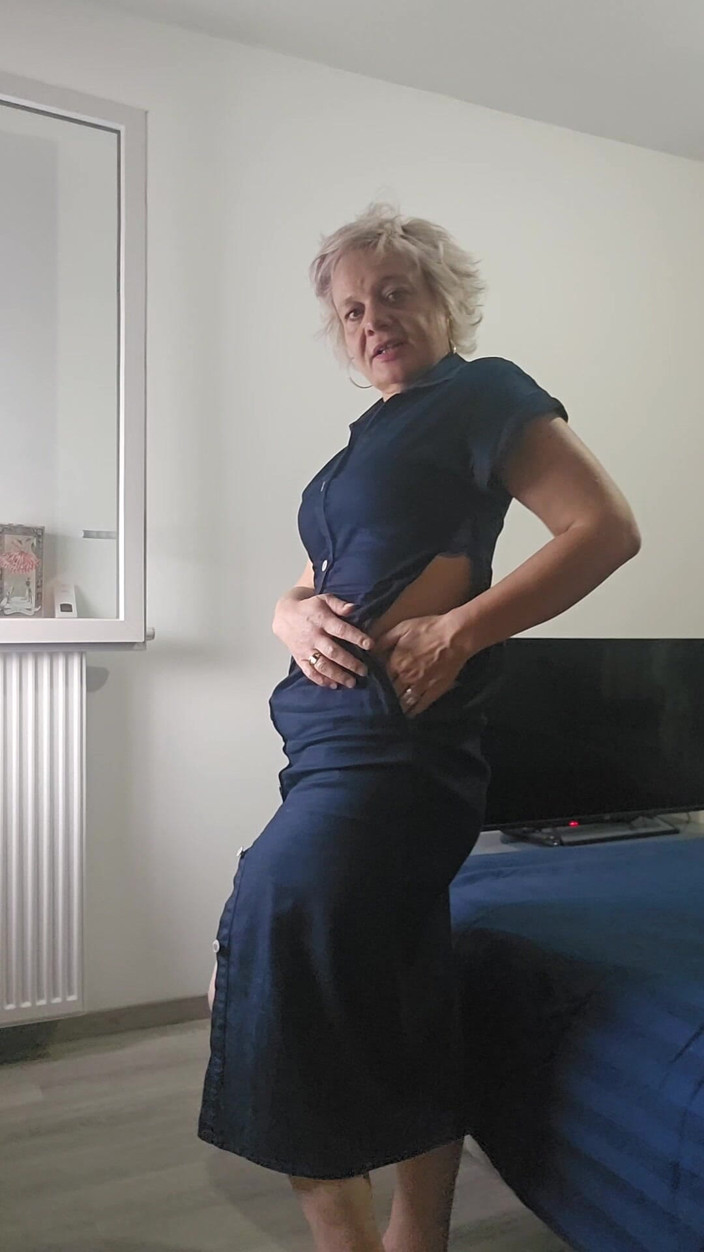 Sofy13: Striptease Seorang MILF Pelacur