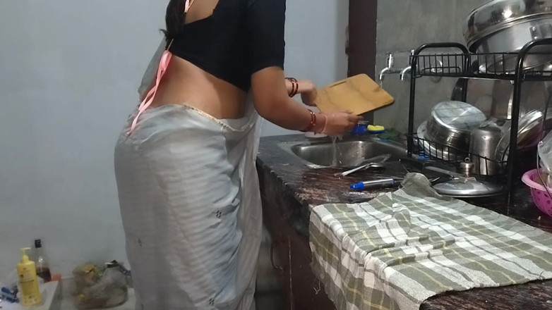 Hotty_ragini: Saat pembantu minta dinaikkan gajinya, majikan menaikkan gajinya.