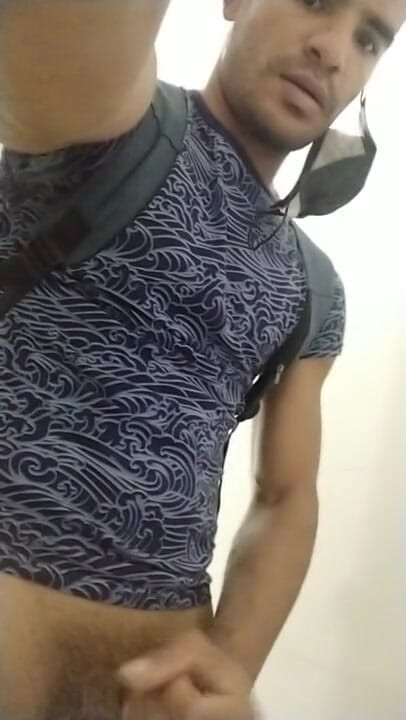 trebol_Jess: Joven gay latino en cuarto de baño