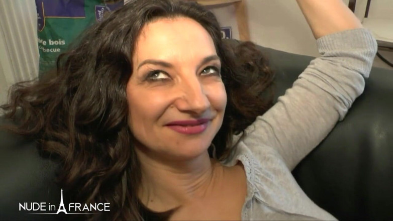 Nude in France: Брюнетка мамка жадає молодого члена в її дупу і фістингувати молоду дупу