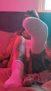 Rosa fluffy sockjob termina com porra nas meias
